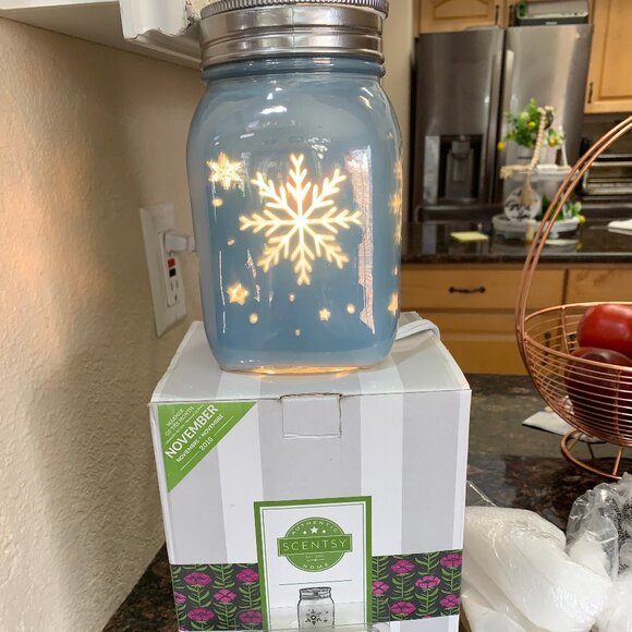 SCENTSY WARMER RETIRED BRAND NEW IN BOX WINTER FROST plus wax - Picture 1 of 7